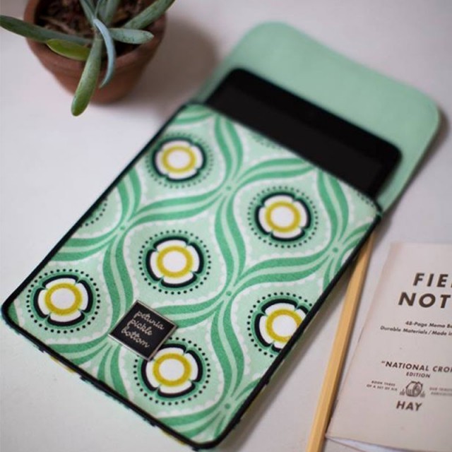 Ovitek za iPad Captivating Corinth (STGL-00-418) - Petunia Pickle Bottom