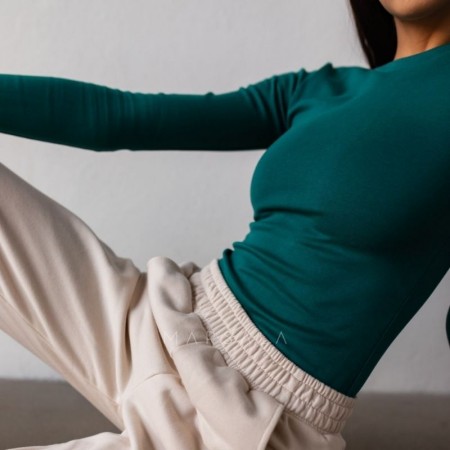 Oprijeta bombažna majica z dolgimi rokavi Moody v Bottle Green barvi - Marsala