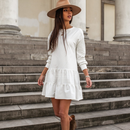 Lahka obleka z dolgimi rokavi in valovitim spodnjim delom Luise Black - Marsala