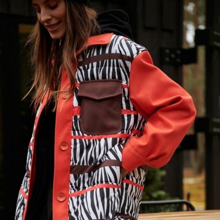 Dolg plašč v srajčnem kroju v vpadljivem Ginger Fire potisku - Naoko