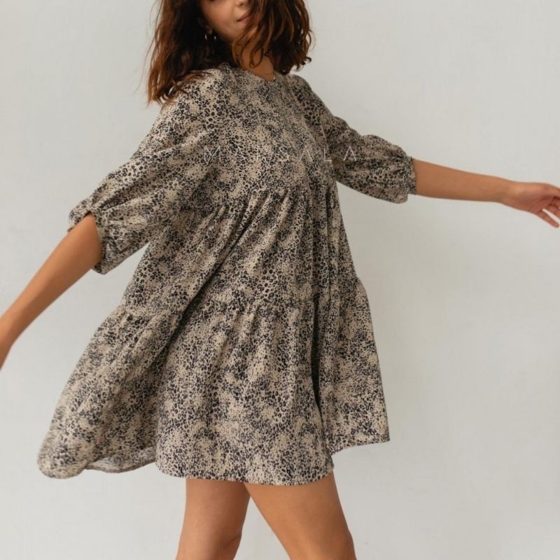 Lahkotna obleka iz viskoze Blush Beige Spots - By Marsala