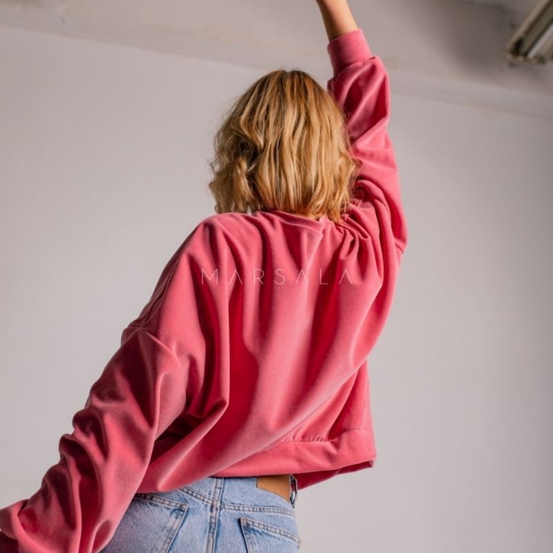 Žameten pulover VELVET ANGEL Pink v oversized kroju - By Marsala