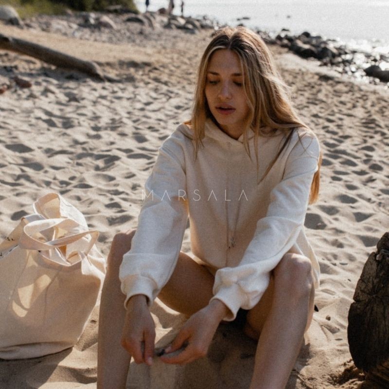 Udoben in topel pulover s kapuco za ženske Chillin v Cloud White barvi - Marsala