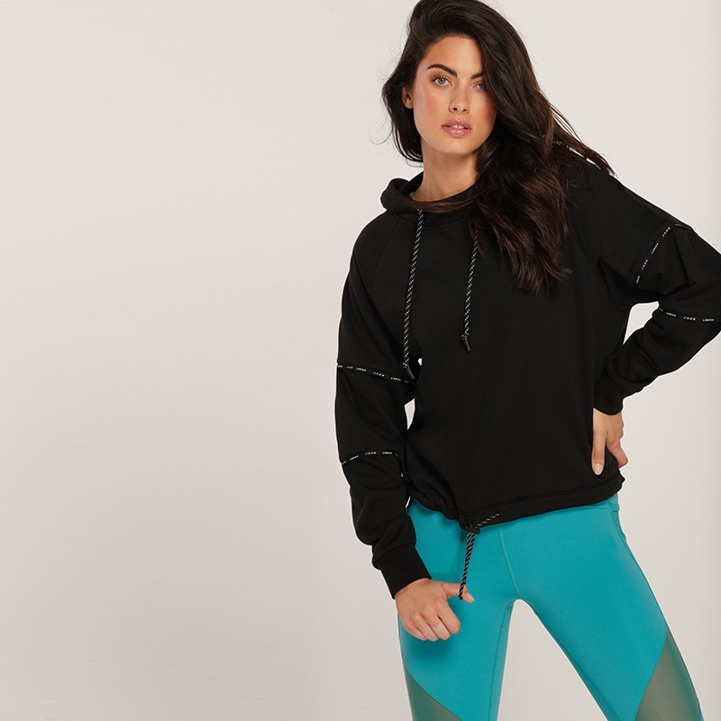 Šprtni pulover s kapuco Fly Girl Active Hoodie v črni barvi - Lorna Jane