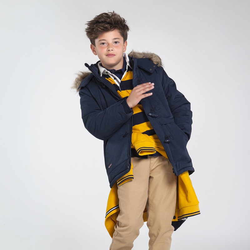 Topla jakna v modri barvi s krznenim dodatkom na kapuci za fante - Mayoral