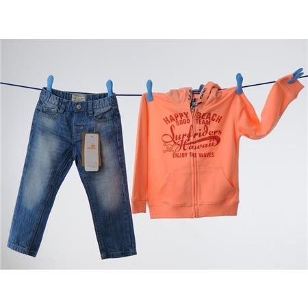 Kavbojke za fante (536-088), pulover s kapuco za dečke (3436-061) - Mayoral