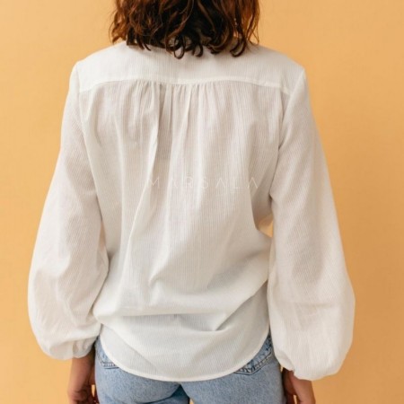 Bela bluza z V-izrezom Jessie White - By Marsala
