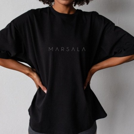Bombažna majica s kratkimi rokavi Coy v ˝oversized˝ kroju v Totally Black barvi - Marsala