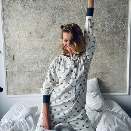 Enodelna pižama Buldog s potiski kužkov za ženske - Sleeples in Warsaw