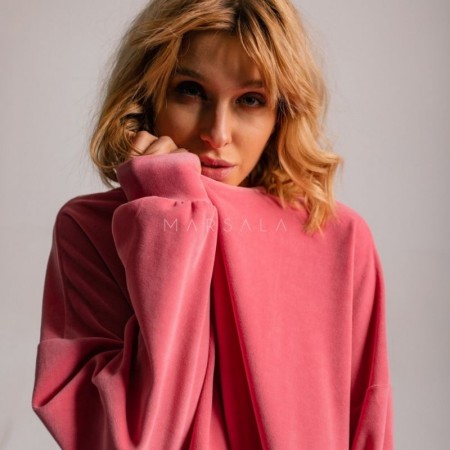 Žameten pulover VELVET ANGEL Pink v oversized kroju - By Marsala