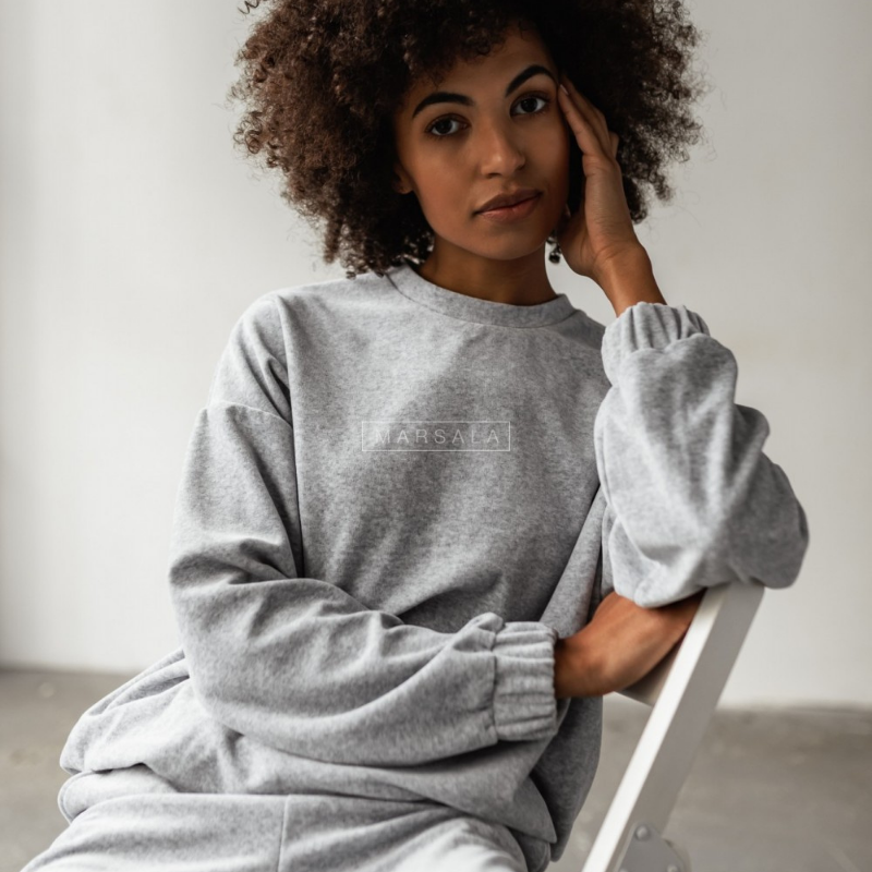 Žameten komplet Bonita Ligt Grey je sestavljen iz mehkega spodnjega dela ter puloverja brez kapuce - By Marsala