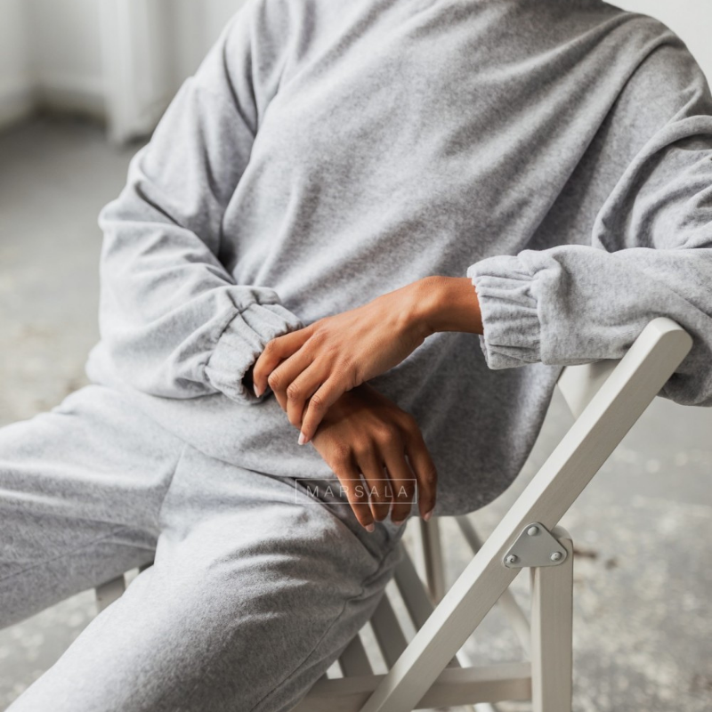 Žameten komplet Bonita Ligt Grey je sestavljen iz mehkega spodnjega dela ter puloverja brez kapuce - By Marsala