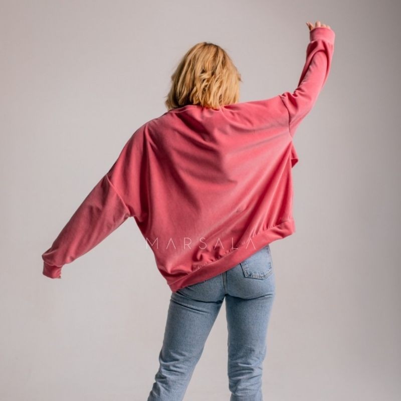 Žameten pulover VELVET ANGEL Pink v oversized kroju - By Marsala